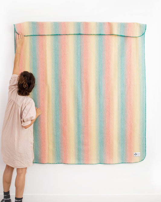 How to hang a blanket on the wall